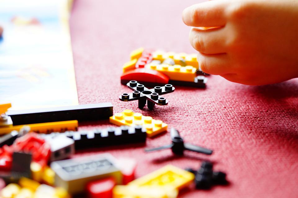 レゴで遊ぶ子供
